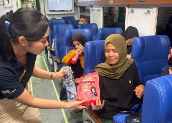 KAI Services Layani Service Recovery Penumpang Terdampak Keterlambatan Akibat Banjir Jalur Semarang