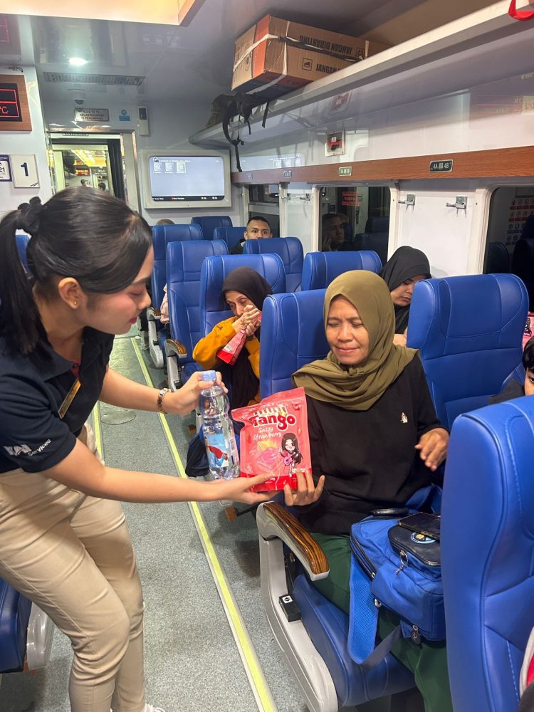KAI Services Layani Service Recovery Penumpang Terdampak Keterlambatan Akibat Banjir Jalur Semarang