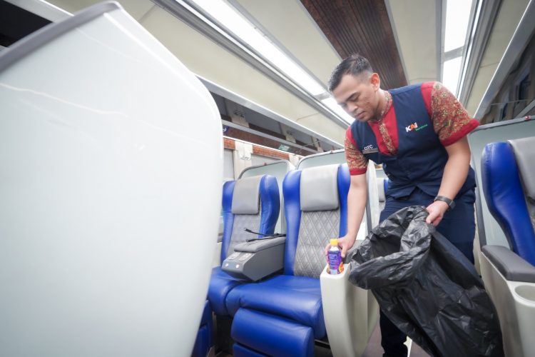 Yuk intip Pekerjaan Petugas OTC KAI Services di Kereta