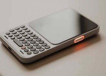 Clicks Communicator Hadirkan Sensasi Mengetik ala BlackBerry dalam Balutan Android Modern