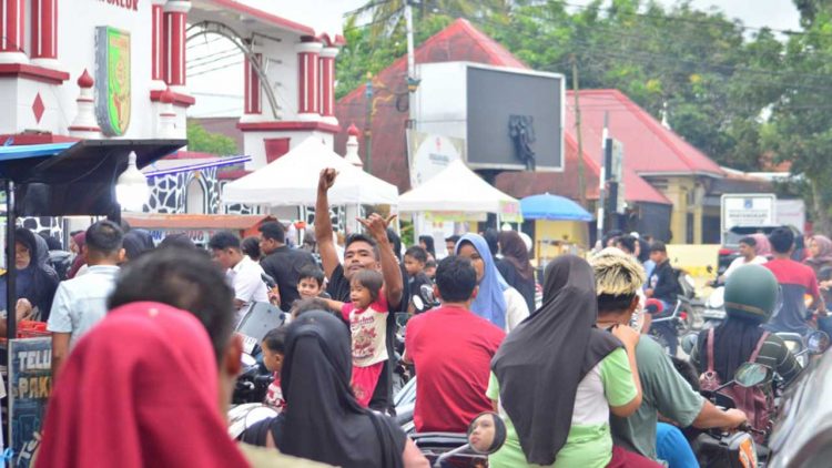 Ribuan Warga Padati Taman Jalur Teluk Kuantan di Hari Pertama Ramadan