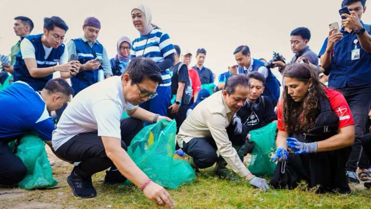 Badung Perkuat Gerakan Bersih Pantai di Kedonganan