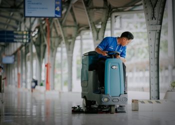 Ride On Scrubber, Si Kecil Andalan Resclean Buat Lantai Stasiun Bersih