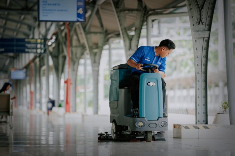Ride On Scrubber, Si Kecil Andalan Resclean Buat Lantai Stasiun Bersih