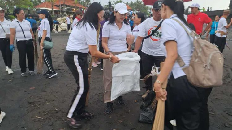 PKK Badung Gelar Aksi Bersih Pantai Cemagi