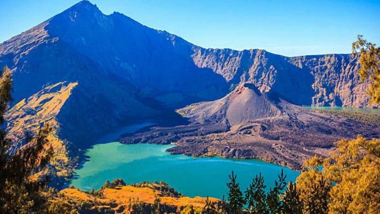 Legenda Gunung Rinjani dan Upacara Mulang Pekelem Penjaga Keseimbangan Alam