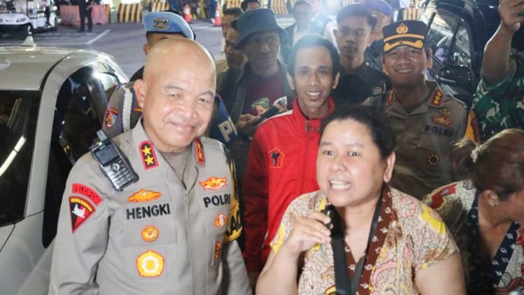 Kapolda Banten Beri Kejutan Ulang Tahun Kepada Pemudik Di Pelabuhan Merak