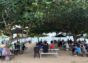 Pantai Kilang Dipadati Wisatawan Lebaran