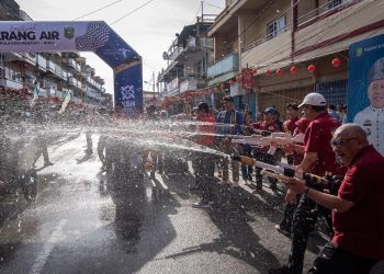 Festival Perang Air Dorong Pergerakan Wisatawan dan Ekonomi Lokal