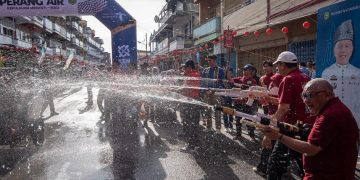 Festival Perang Air Dorong Pergerakan Wisatawan dan Ekonomi Lokal
