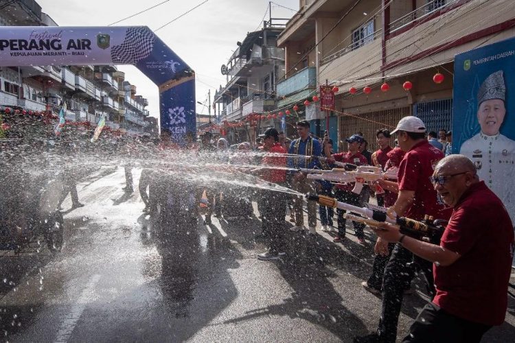 Festival Perang Air Dorong Pergerakan Wisatawan dan Ekonomi Lokal