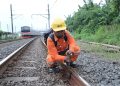 Dedikasi Petugas Pemeriksa Jalan Rel di Balik Perjalanan Kereta Api