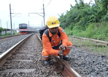 Dedikasi Petugas Pemeriksa Jalan Rel di Balik Perjalanan Kereta Api