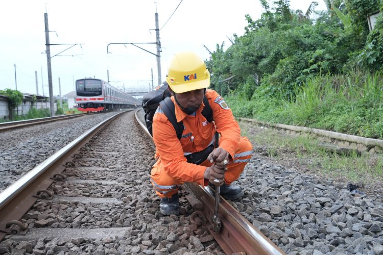 Dedikasi Petugas Pemeriksa Jalan Rel di Balik Perjalanan Kereta Api