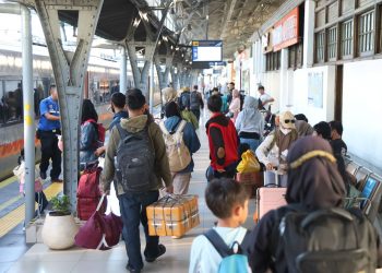 KAI dan Komunitas Railfans Gelar Edukasi Keselamatan di Perlintasan
