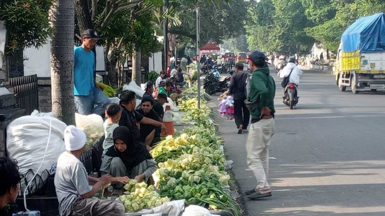 Lonjakan Pembeli Ramaikan Pasar Jelang Lebaran