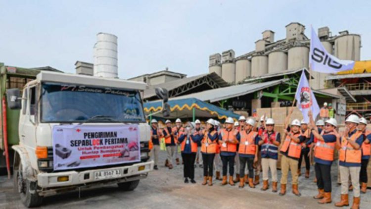 SIG Kirim 36 Ribu Bata Interlock untuk Huntap Korban Banjir di Padang