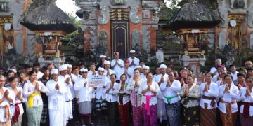 Gubernur Bali Serahkan Bantuan Rp1 Miliar Perbaikan Pura Rusak Diterjang Angin