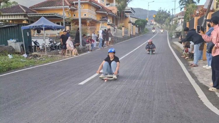 Remaja Pacet Hidupkan Permainan Tradisional Gledekan Laker Usai Sahur