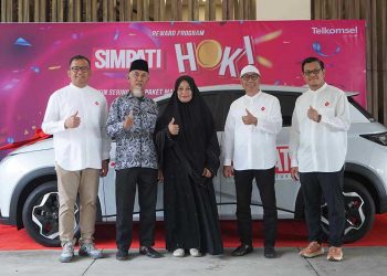 Pelanggan Setia Telkomsel Asal Bima Raih Mobil Listrik di Program Simpati Hoki