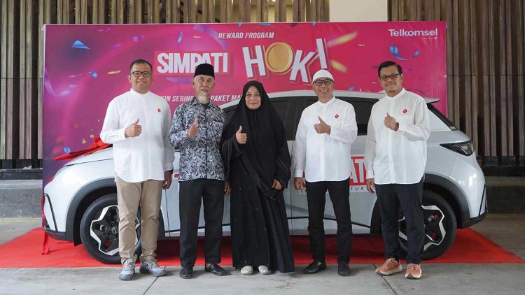 Pelanggan Setia Telkomsel Asal Bima Raih Mobil Listrik di Program Simpati Hoki