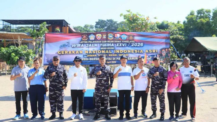 TNI AL Gelar Aksi Bersih Pantai di Sanur
