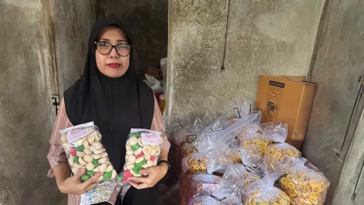 Usaha Kue Rumahan Yulianti Tumbuh Berkat Ketekunan