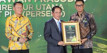 Dirut PLN Raih Penghargaan Green Leadership PROPER