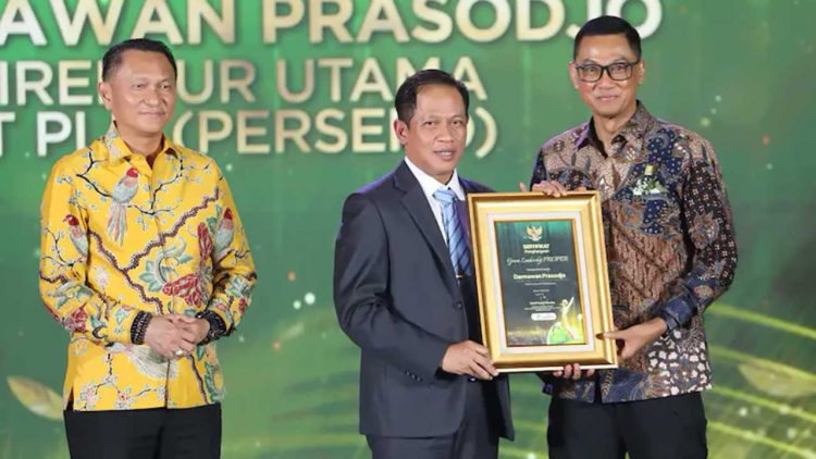 Dirut PLN Raih Penghargaan Green Leadership PROPER