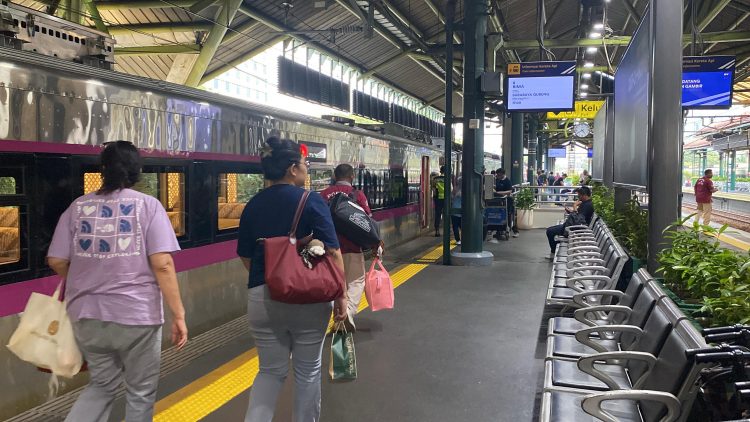 Longsor di Jalur KA Bandung Barat, Sejumlah Perjalanan KA Dibatalkan dan Dialihkan