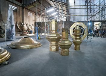 Maestro Patung Yusman Sempurnakan Chattra Borobudur