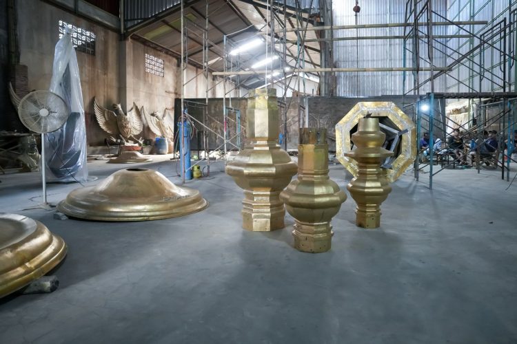 Maestro Patung Yusman Sempurnakan Chattra Borobudur