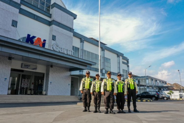KAI Services Imbau Penumpang Jaga Ketertiban di KRL