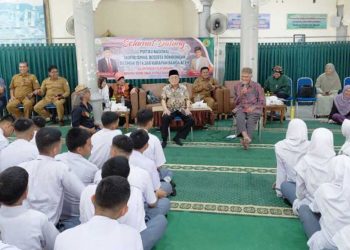 Taufiq Ismail Berbagi Inspirasi Sastra Kepada Pelajar Aceh