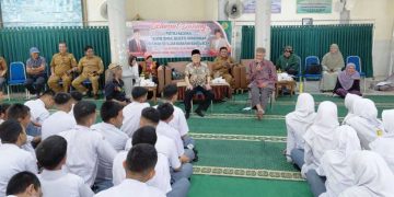 Taufiq Ismail Berbagi Inspirasi Sastra Kepada Pelajar Aceh