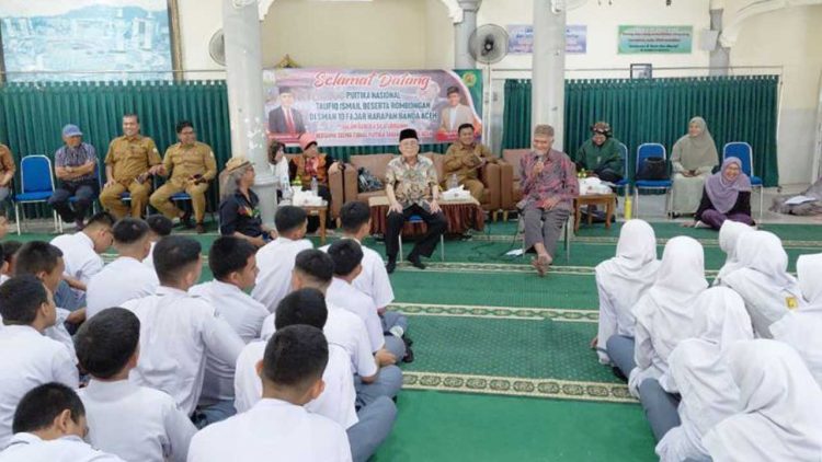 Taufiq Ismail Berbagi Inspirasi Sastra Kepada Pelajar Aceh