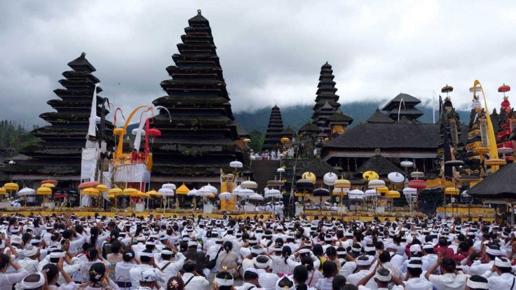 Pemprov Bali Tegaskan Larangan Plastik di Besakih