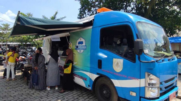 Layanan Adminduk Keliling Dispendukcapil Jember Disambut Warga