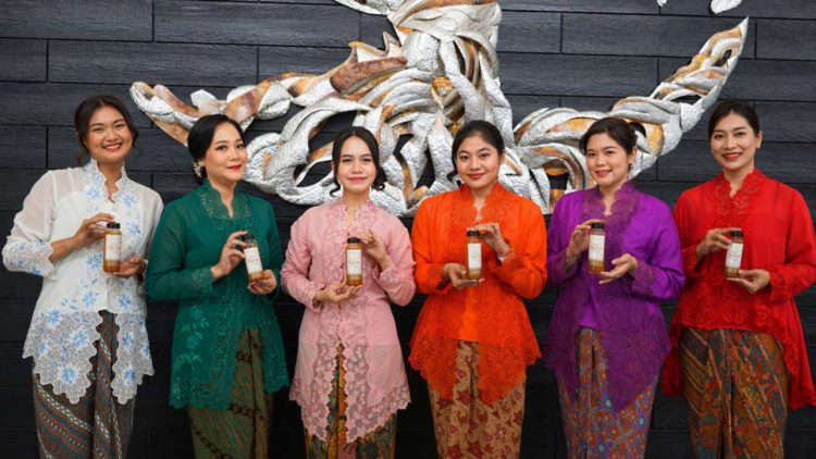 Apresiasi Kartini Hotel Surabaya Bagikan Jamu Tradisional