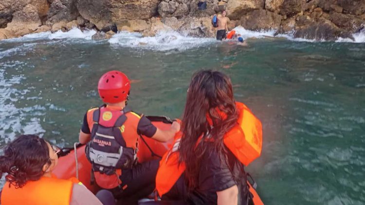 Boat Wisata Terbalik di Perairan Ujong Pancu