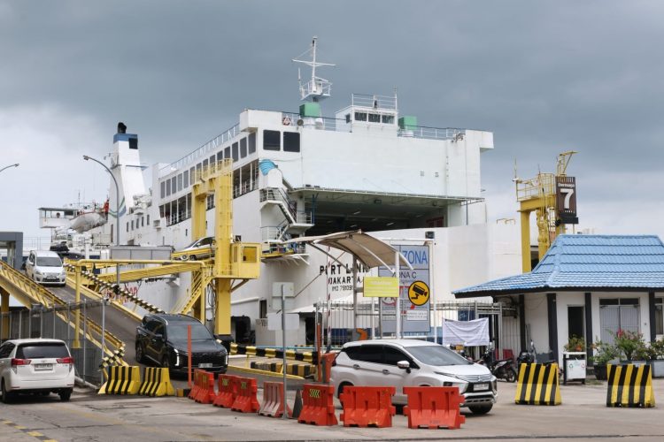 Ferry Kini Jadi Moda Utama Pilihan Masyarakat