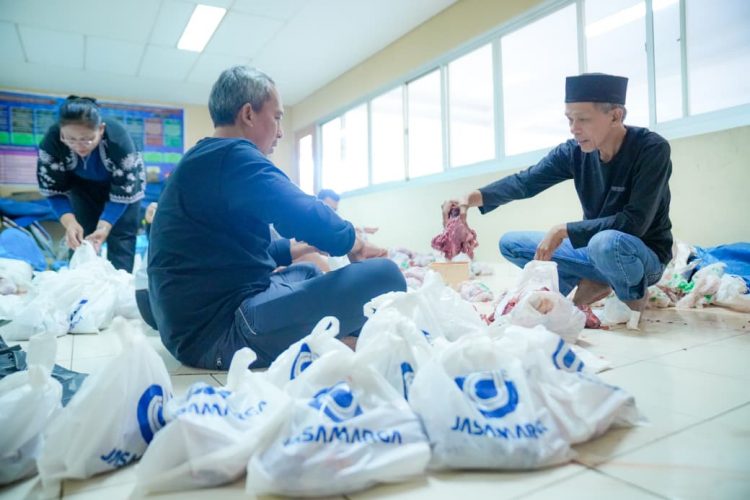 Jasa Marga Group Salurkan 318 Ekor Hewan Kurban