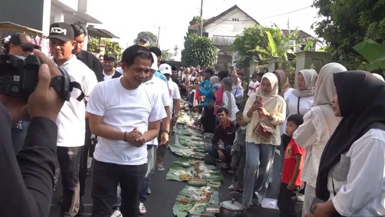 Peresmian Jalan Leucir Diwarnai Syukuran Liwet Warga