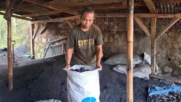 Pesanan Arang Pesantren Meningkat Jelang Iduladha