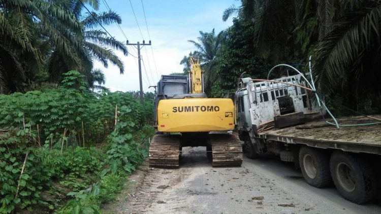 Tiga Perusahaan di Asahan Gotong Royong Perbaiki Jalan Desa
