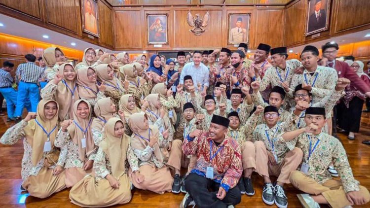 Seskab Motivasi Pelajar Lewat Program Istana Untuk Anak Sekolah