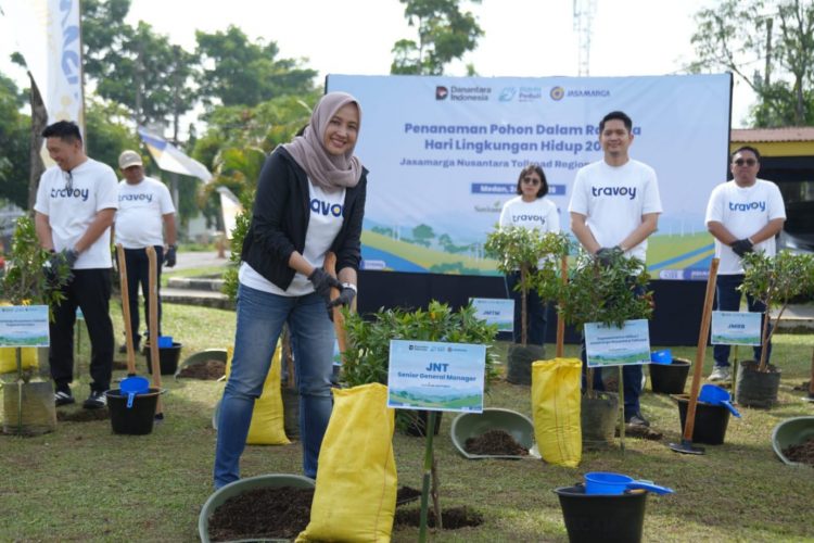 Jasa Marga Gelar Penanaman Pohon dan Santunan Anak Yatim di Medan