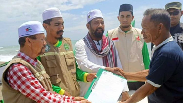 Lima Perahu Bantuan Disalurkan untuk Nelayan Terdampak Bencana di Bireuen
