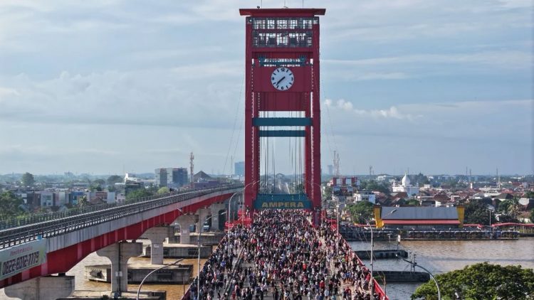 Parade Kebaya Siap Semarakkan Jembatan Ampera
