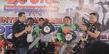 Pertamina Patra Niaga Serahkan Hadiah BOOM kepada Dua Pengemudi Ojek Online di Balikpapan